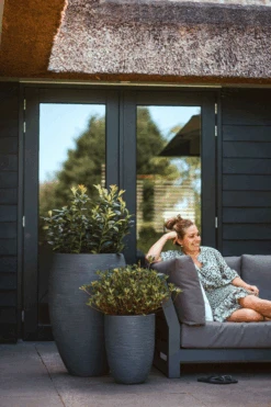 Capi Bloempot Nature Elegant Rib NL - D46 X H58cm - Donkergrijs -Flamingo Verkoop vaas elegant laag rib nl donkergrijs bloempot 3 4